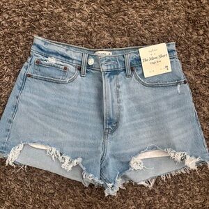 Abercrombie High Rise Mom Short Curve Love in light wash, Size 28
NWT